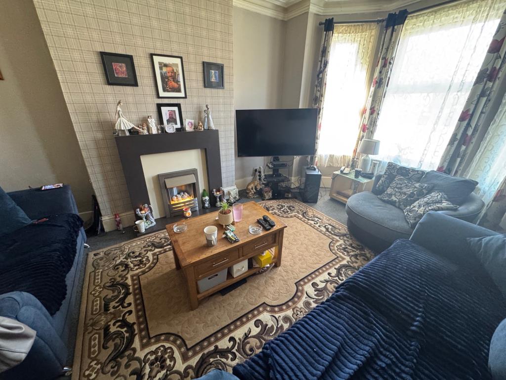Lot: 150 - FREEHOLD INVESTMENT - THREE-BEDROOM MAISONETTE AND ONE-BEDROOM GARDEN FLAT - Ground Floor Flat - living room